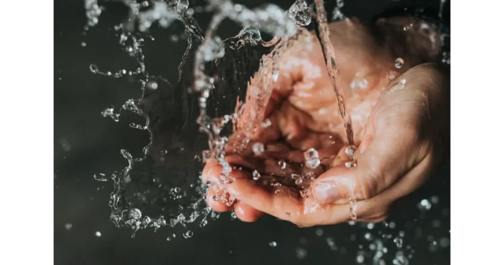 手で水を受け入れる